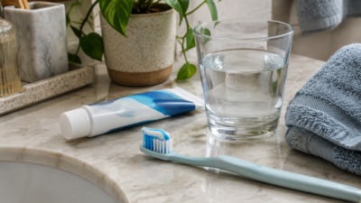 Зубная паста для чувствительных зубов: как выбрать и помогает ли